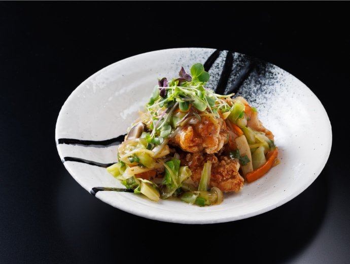 Deep-fried young chicken with seasonal vegetable sauce