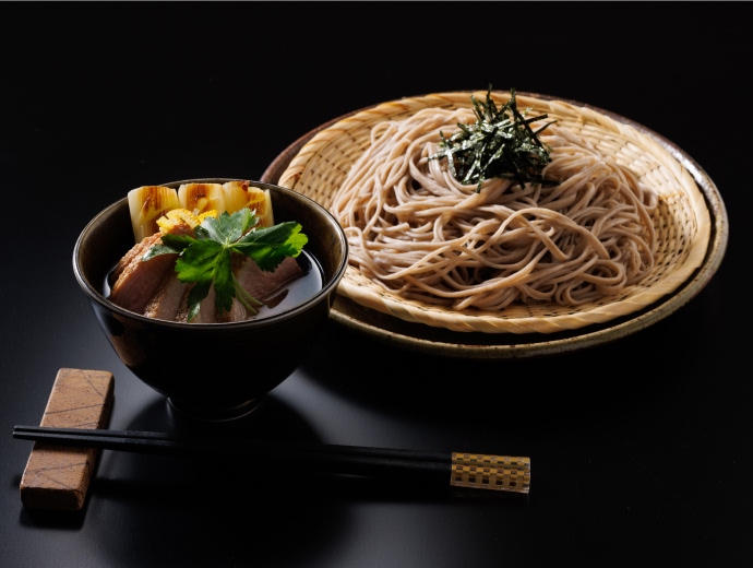 Duck with buckwheat noodles in a bamboo basket