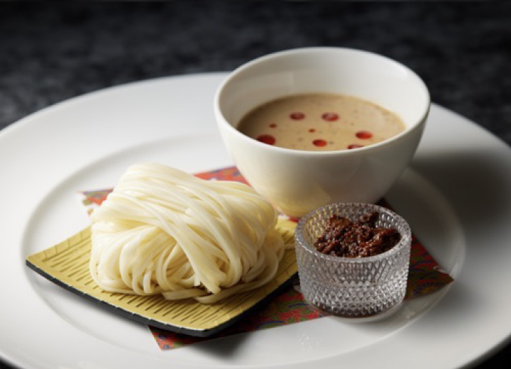 稲庭うどんを使った海老雲吞入りスープヌードル