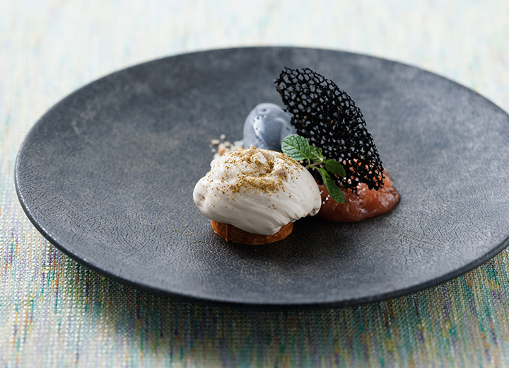 加賀棒茶の軽いムースとリュバーブのコンフィチュール　黒ゴマアイスクリーム