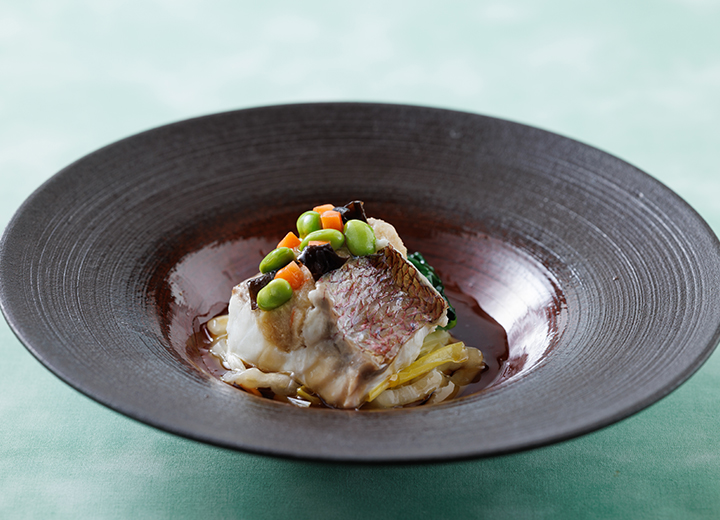 唐紅花式真鯛の唐蒸し伝統のフィッシュソースで