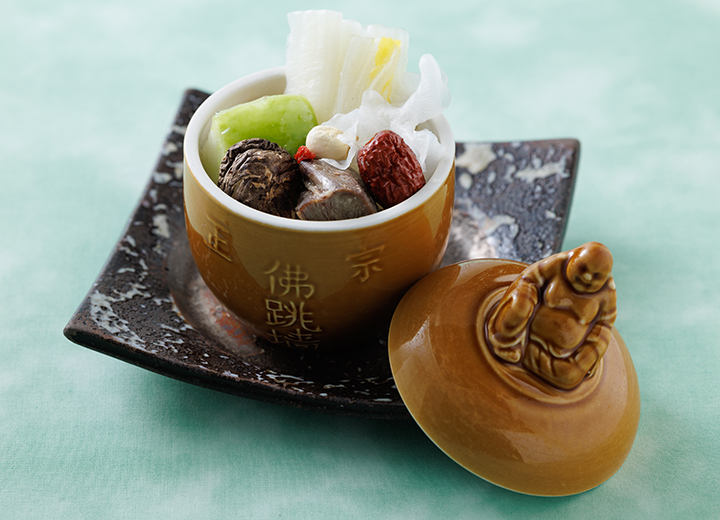 牛テール　加賀太きゅうりを使用しじっくりと蒸し上げた壺蒸しスープ