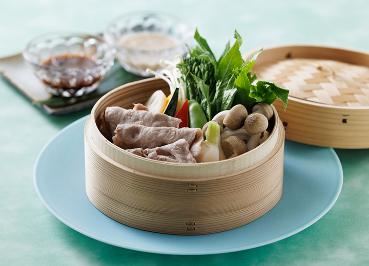 能登豚と彩り野菜の蒸篭蒸し　濃厚胡麻ソースとピリ辛油膏ソース