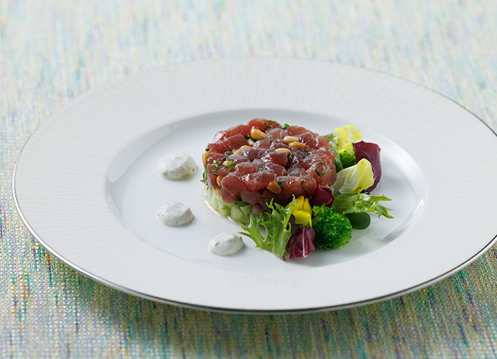 初鰹のタルタル仕立てと加賀太きゅうりのマリネ　ケッパーのクリームソース