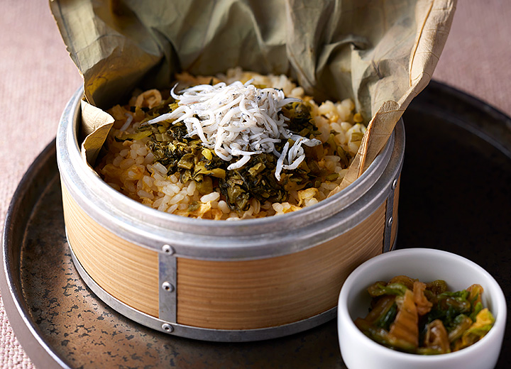 ドロメを乗せた高菜入り炒飯 蓮の葉包み蒸し 漬物添え