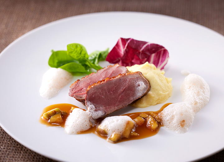 土佐鴨胸肉のロティ 薩摩芋のピューレとシナモン 無花果のビガラード