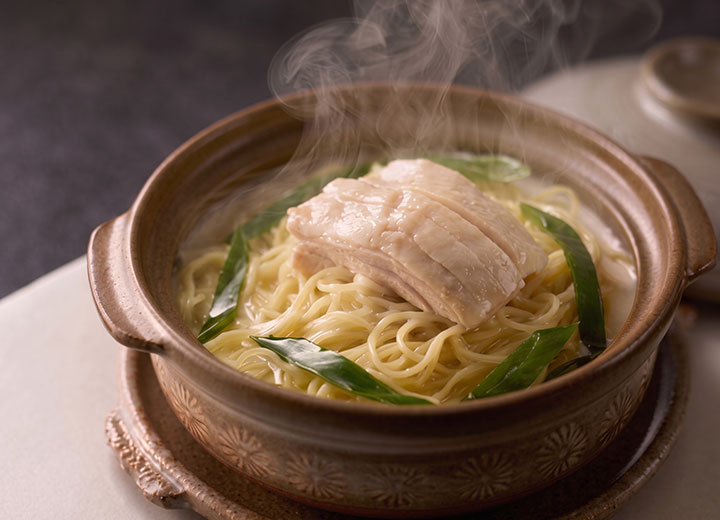 新潟県産越の鶏の鶏白湯麺　土鍋仕立て