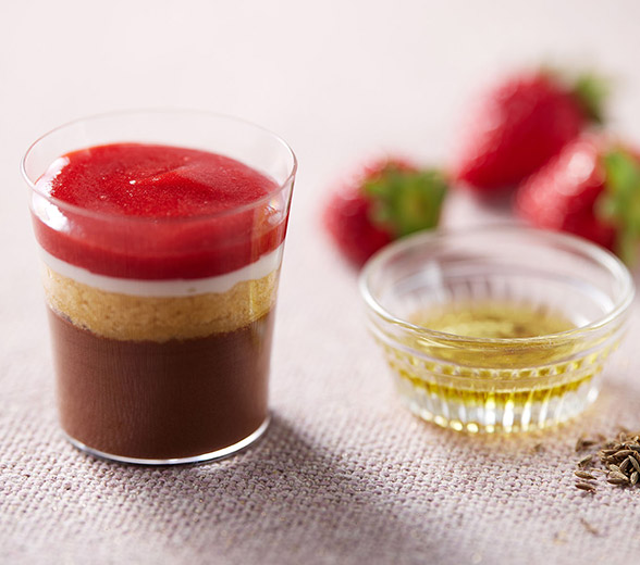 いちごとダークチョコのムース～クミンオイルをかけて～