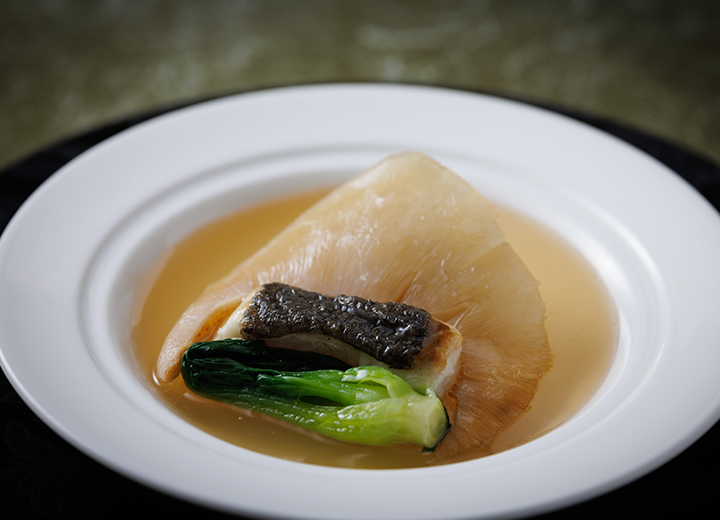 吉切鮫フカヒレの姿煮 九絵（クエ）のアラから取ったスープ ふんわりと蒸し上げた身を添えて