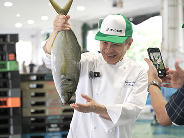 漁船に乗り込む総料理長