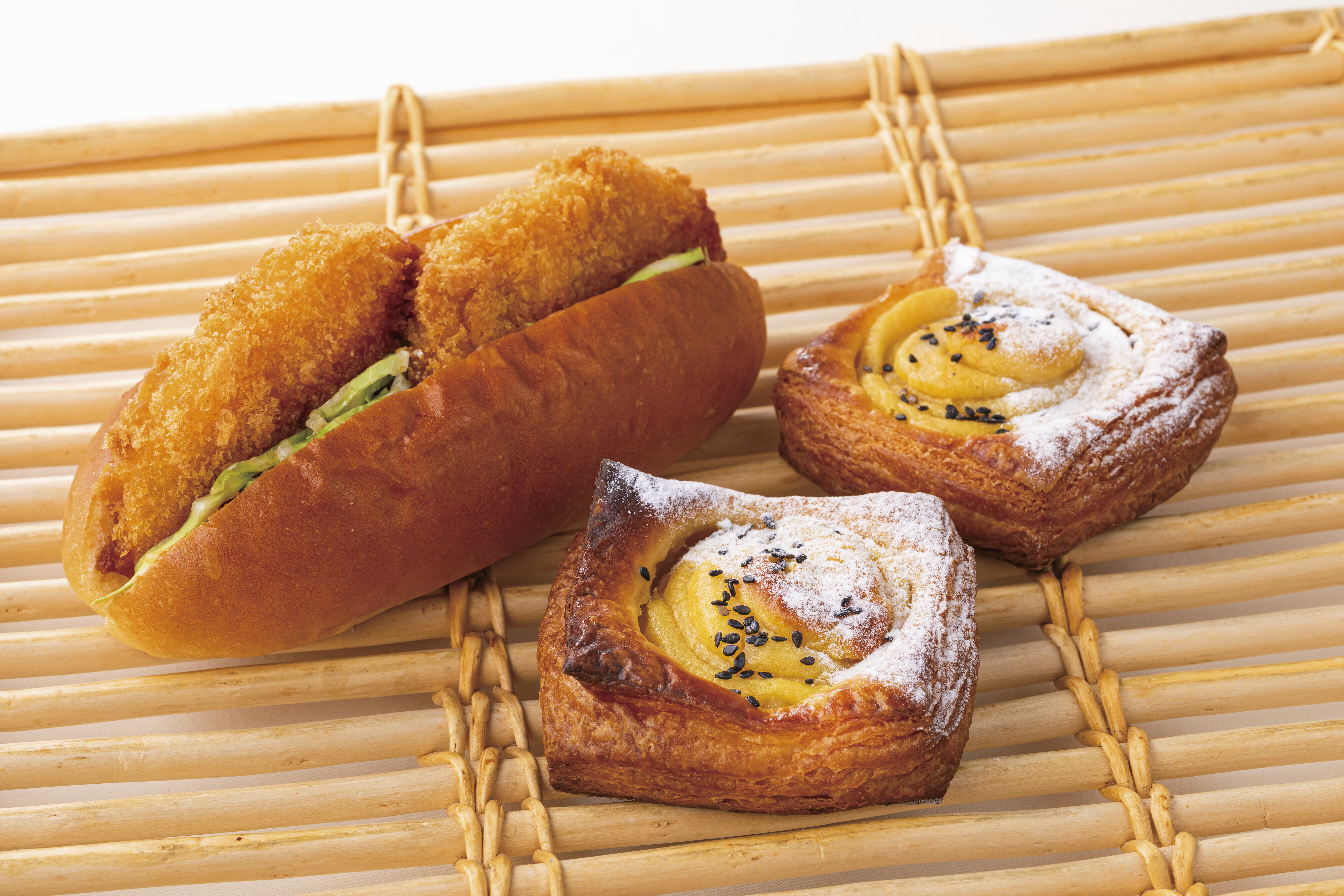 左からかぼちゃコロッケパン、スイートポテトデニッシュ