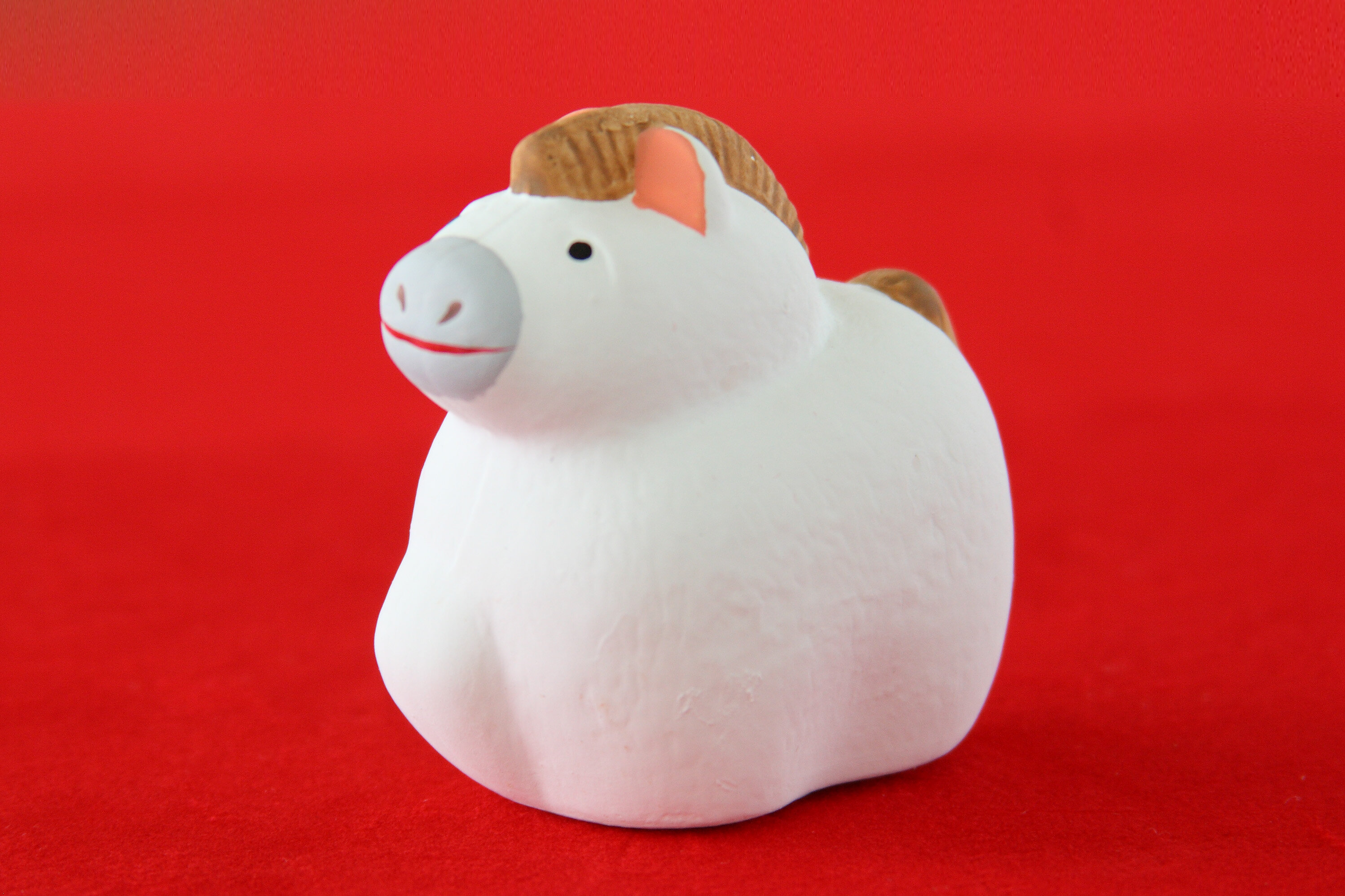 「午」の陶器に入ったおみくじ