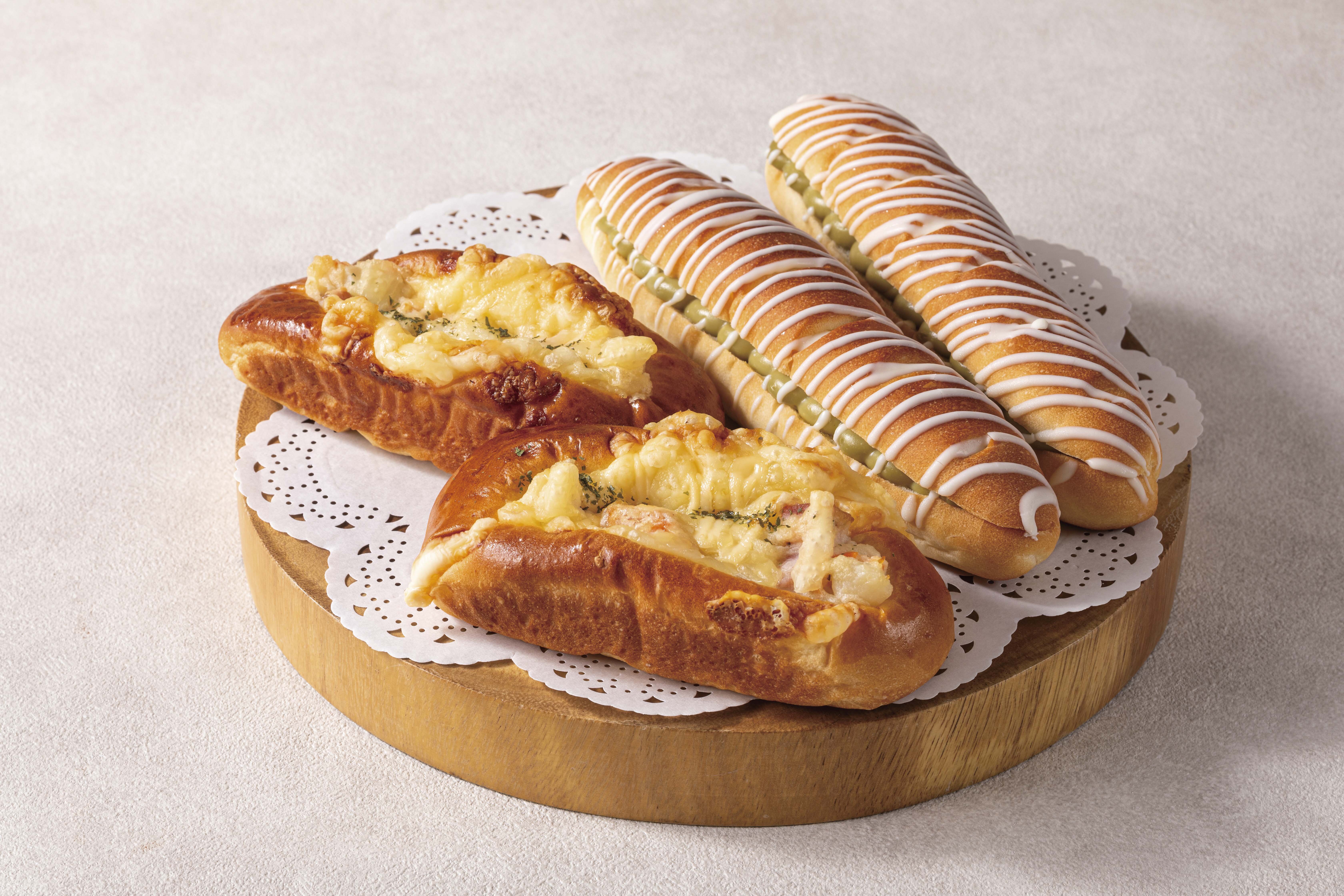 左からベーコンポテトブレッド、抹茶クリームフランス