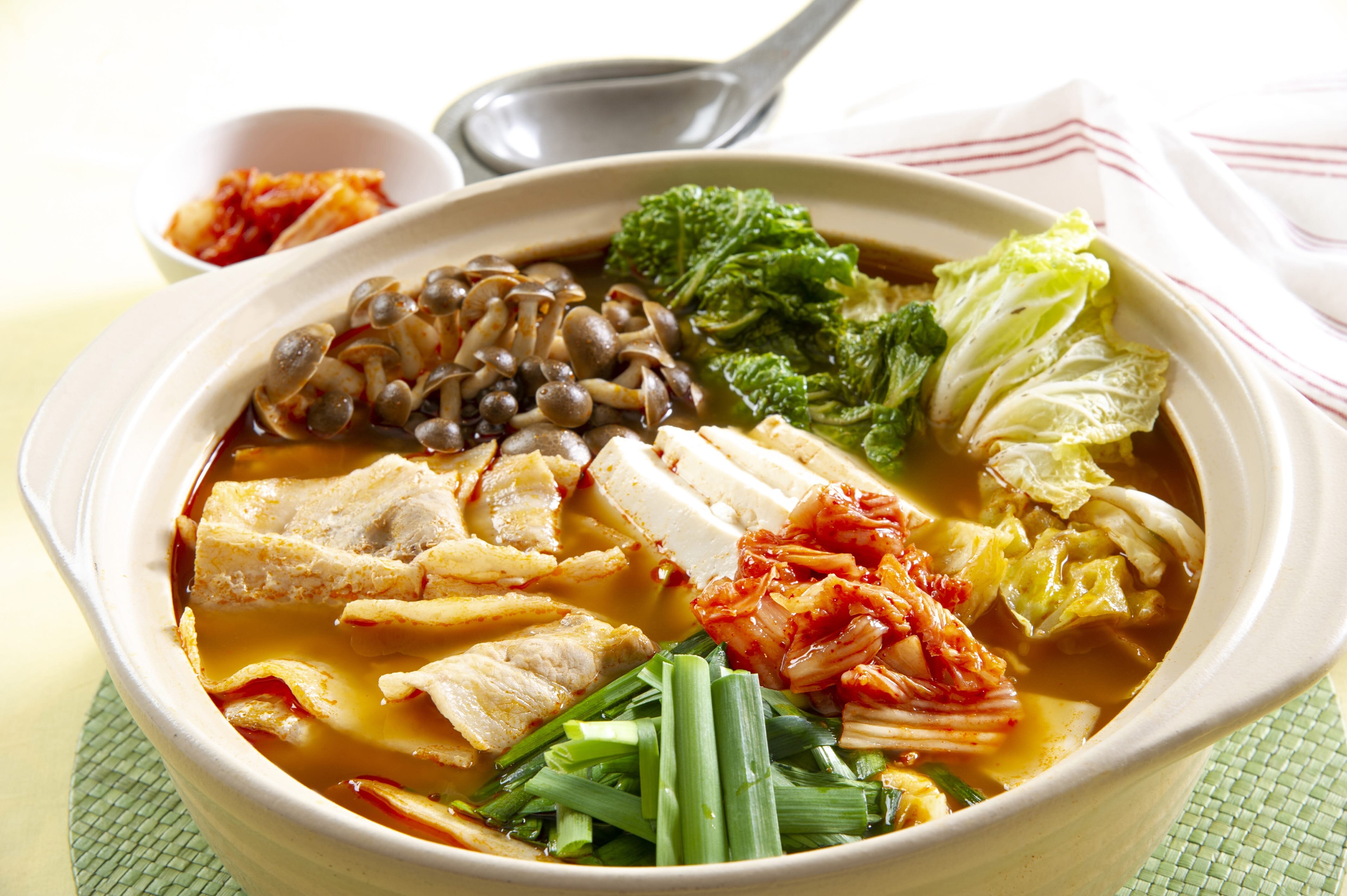 北海道産春食材たっぷりキムチ鍋