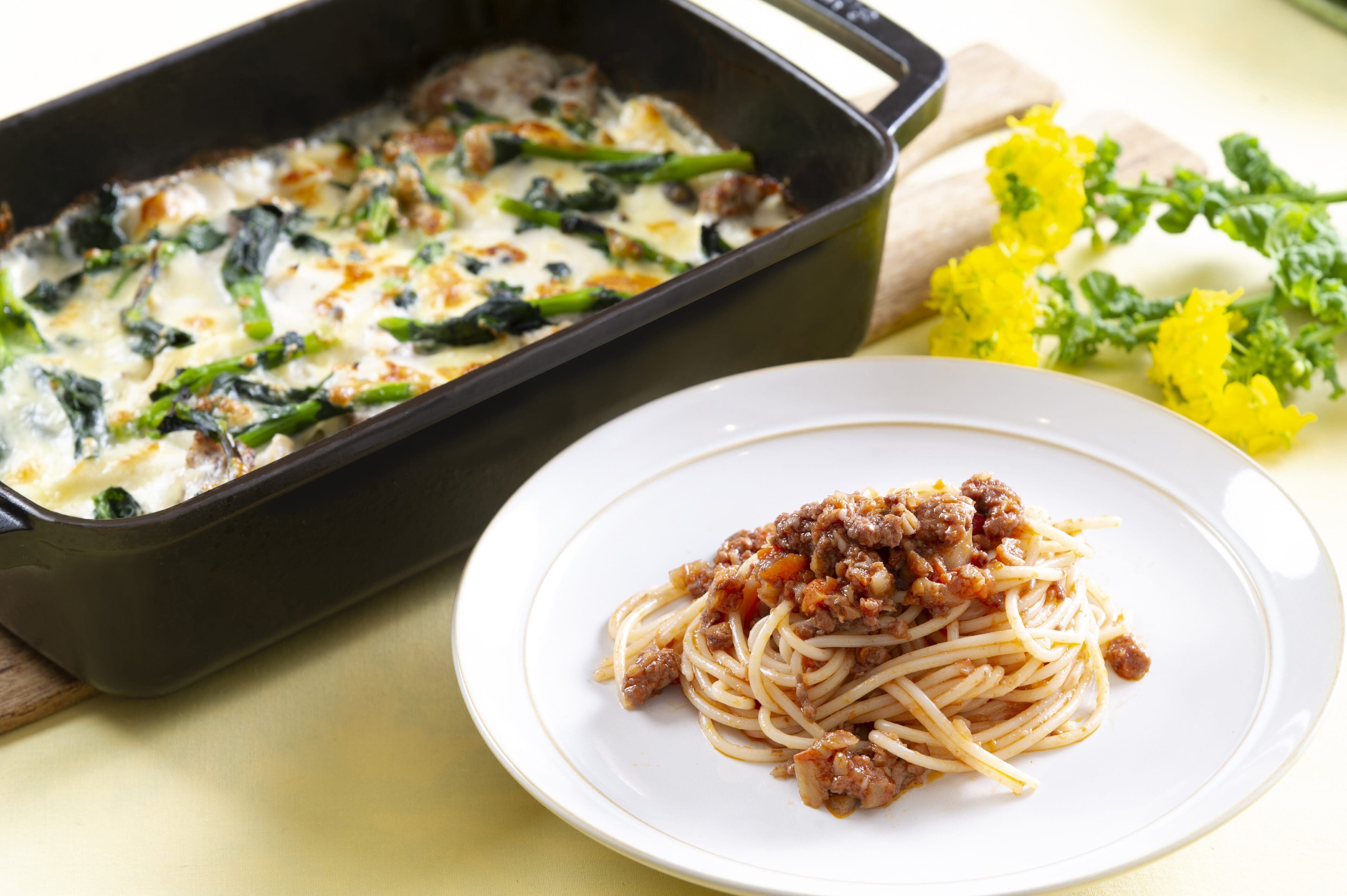 北海道産ポークサルシッチャと菜の花のペンネグラタン<br>春ごぼうと道産鶏のトマトラグーパスタ