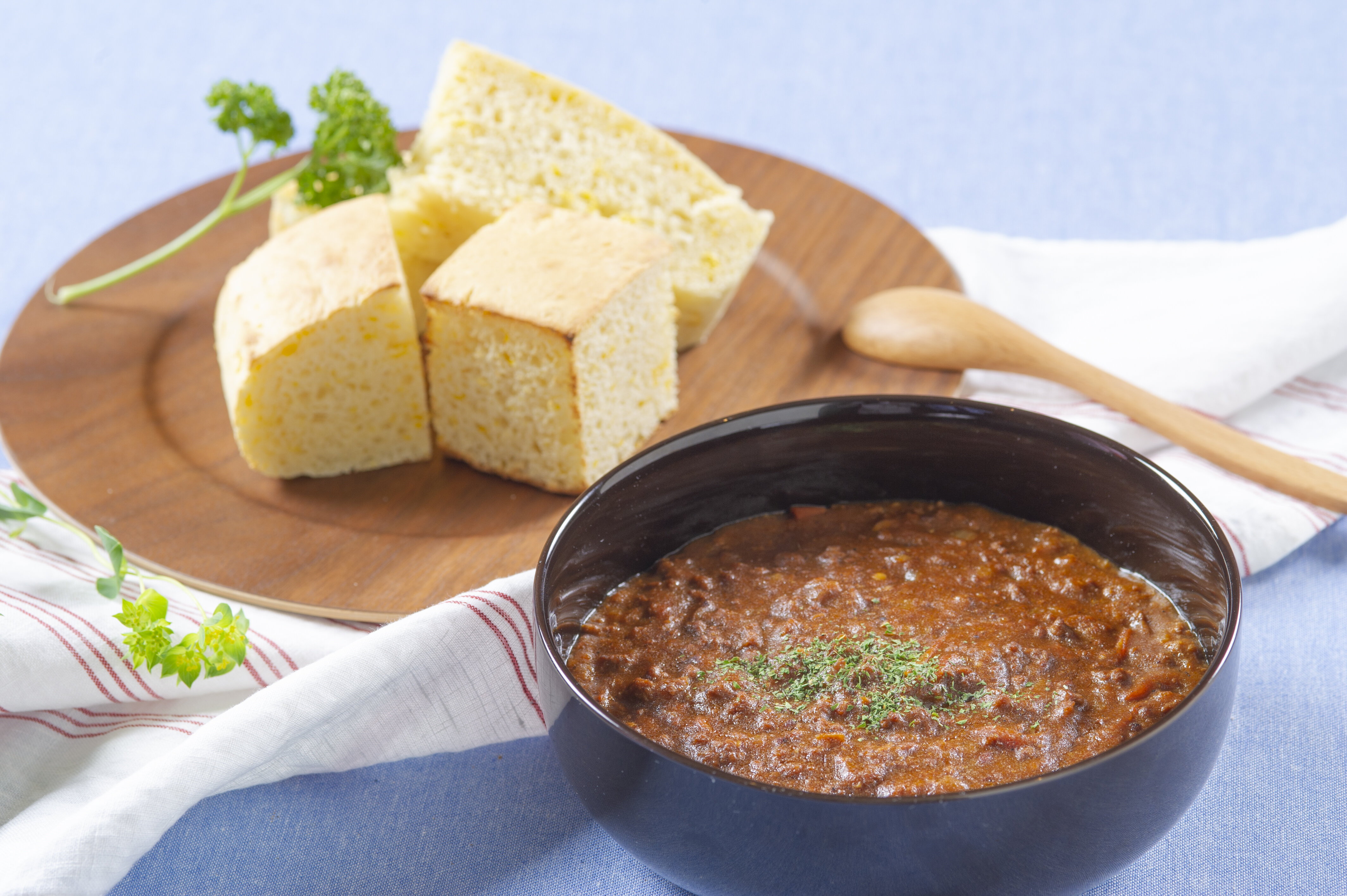 北海道産トマトのキーマカレー <br>北海道産小麦のコーンフォカッチャ